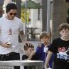 David Beckham offre une tournée de glaces à ses trois fils Cruz, Romeo  et Brooklyn - ce dernier vient de fêter ses 12 ans - à Los Angeles le 5  mars 2011