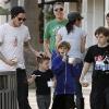 David Beckham offre une tournée de glaces à ses trois fils Cruz, Romeo  et Brooklyn - ce dernier vient de fêter ses 12 ans - à Los Angeles le 5  mars 2011