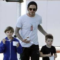 David Beckham et ses fistons dévorent des glaces, sans maman Victoria enceinte !