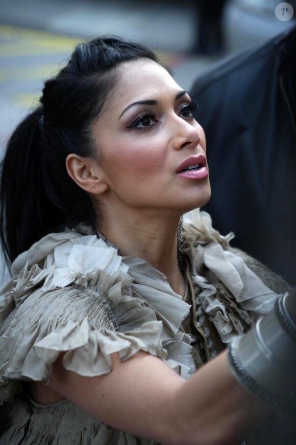 Nicole Scherzinger à la sortie du studio télé où elle a enregistré une émission, à Londres, le 7 mars 2011