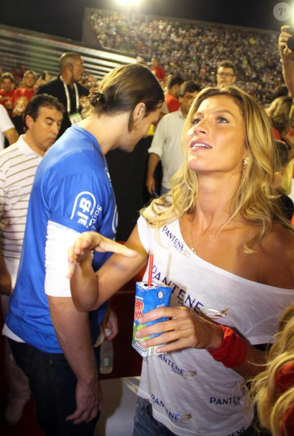 Gisele Bündchen et son mari Tom Brady font la fête et s'embrassent lors du Carnaval de Rio, le 6 mars 2011