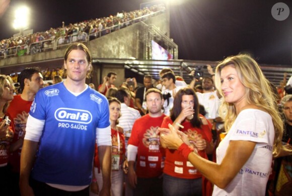 Gisele Bündchen et son mari Tom Brady font la fête et s'embrassent lors du Carnaval de Rio, le 6 mars 2011