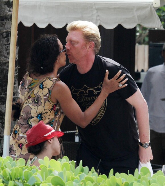 Boris Becker embrasse son ex Barbara Feltus à Miami le 8 mars 2011