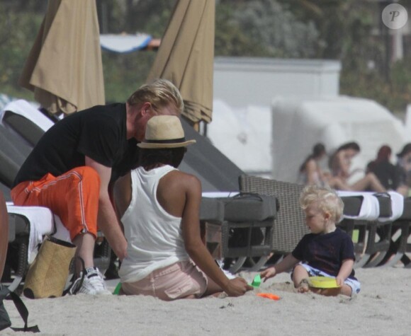 Boris Becker sur la plage avec son fils Amadeus et la nouvelle nounou, canon !