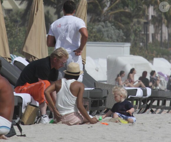 Boris Becker sur la plage avec son fils Amadeus et la nouvelle nounou, canon !
