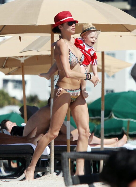 La superbe Lily Becker avec son adorable fils à la plage