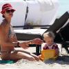 La superbe Lily Becker avec son adorable fils à la plage