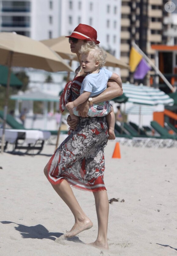Lilly Becker et son fils Amadeus, en compagnie de la nounou sur la plage à Miami le 8 mars 2011