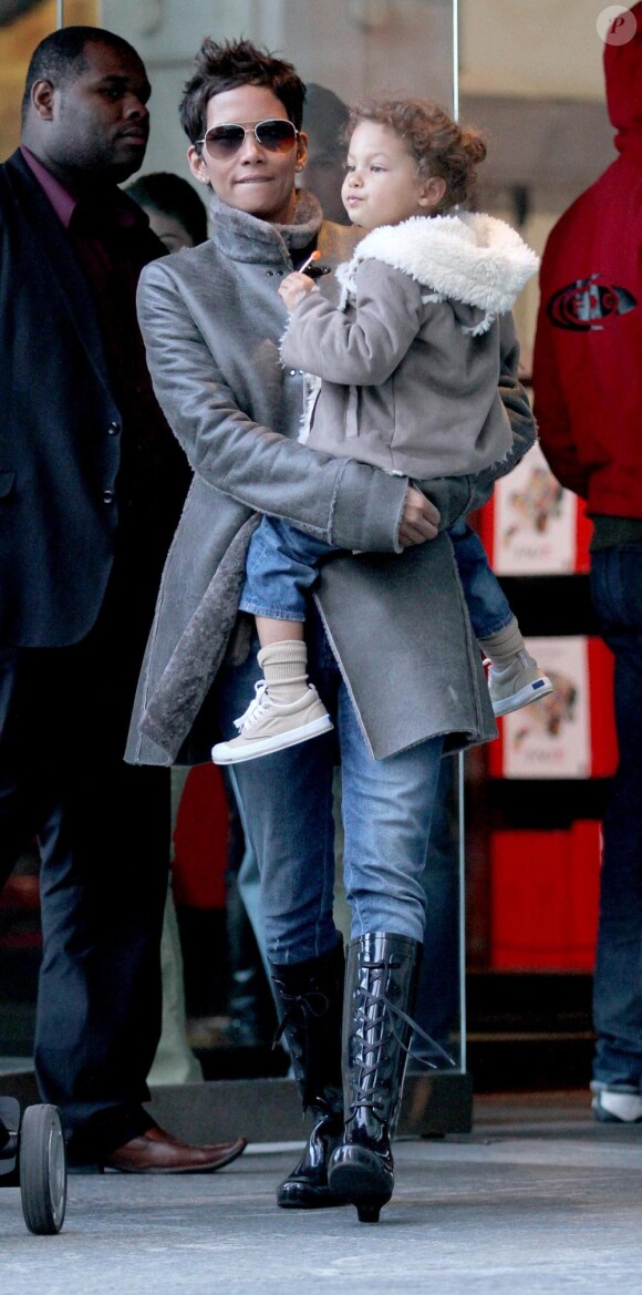 Halle Berry se promène avec sa fille Nahla dans les rues de Manhattan en compagnie de son garde du corps le 7 mars 2011 