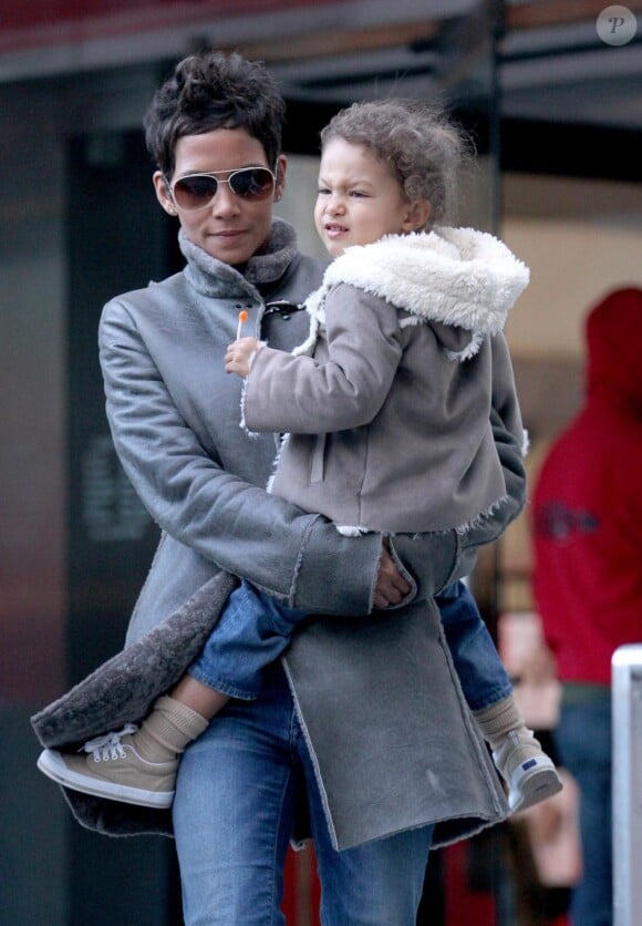 Halle Berry se promène avec sa fille Nahla dans les rues de Manhattan en compagnie de son garde du corps le 7 mars 2011 