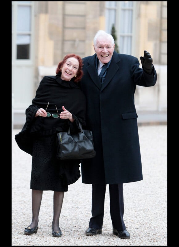Le professeur Cabrol et son épouse lors de la remise de décorations à l'Elysée le 9 mars 2011