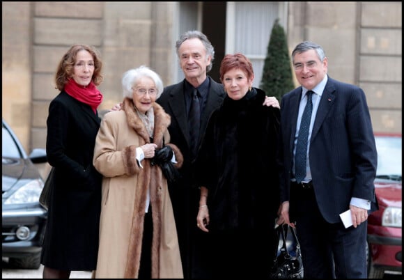Gisèle Casadesus en famille lors de la remise de décorations à l'Elysée le 9 mars 2011