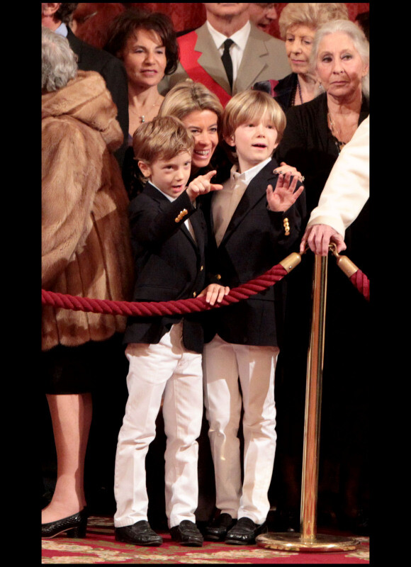 Valérie Hortefeux et ses deux fils lors de la remise de décorations à l'Elysée le 9 mars 2011