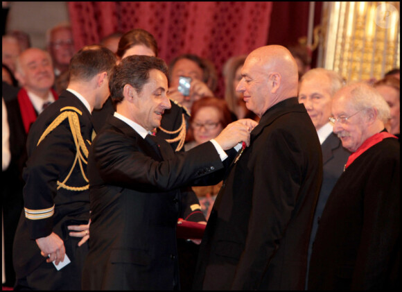 Nicolas Sarkozy honorant Jean Nouvel lors de la remise de décorations à l'Elysée le 9 mars 2011