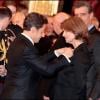 Nicolas Sarkozy honorant Charlotte Rampling lors de la remise de décorations à l'Elysée le 9 mars 2011