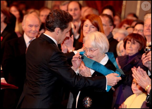Nicolas Sarkozy honorant Gisèle Casadesus lors de la remise de décorations à l'Elysée le 9 mars 2011