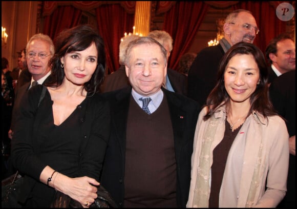 Evelyne Bouix, Jean Todt et Michelle Yeoh lors de la remise de décorations à l'Elysée le 9 mars 2011
