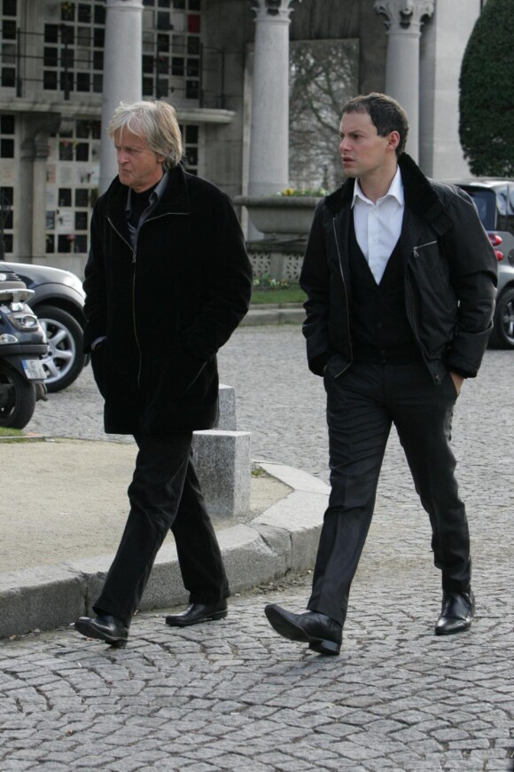 Marc-Olivier Fogiel et Dave aux obsèques d'Annie Fargue le 10 mars 2011 au Père Lachaise à Paris dans le 20e arrondissement