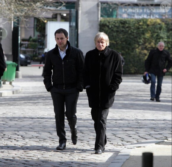 Marc-Olivier Fogiel et Dave aux obsèques d'Annie Fargue le 10 mars 2011 au Père Lachaise à Paris dans le 20e arrondissement