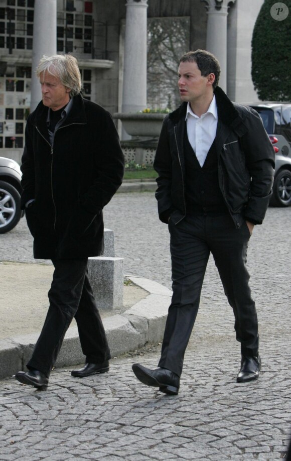 Dave et Marc-Olivier Fogiel aux obsèques d'Annie Fargue le 10 mars 2011 au Père Lachaise à Paris dans le 20e arrondissement
