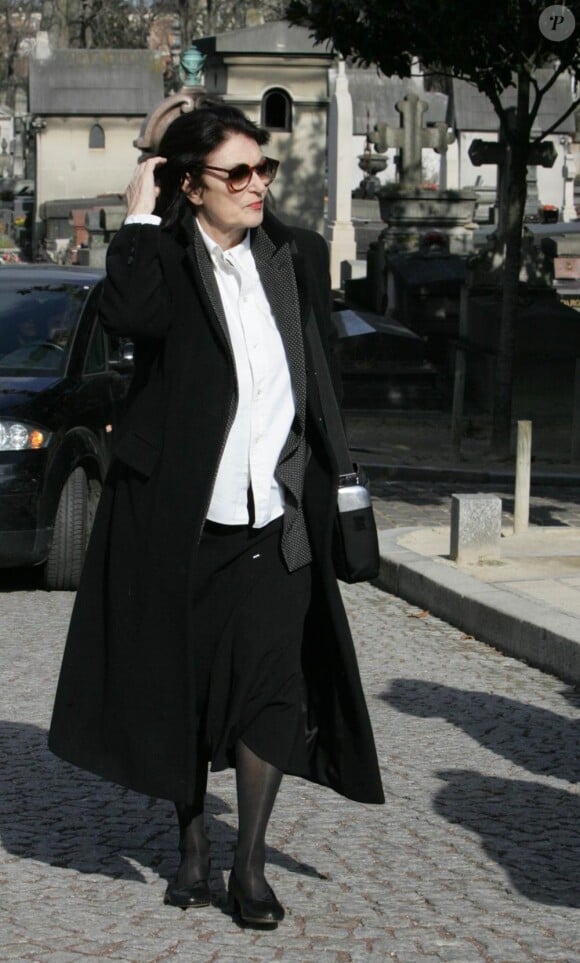 Anouk Aimée aux obsèques d'Annie Fargue le 10 mars 2011 au Père Lachaise à Paris dans le 20e arrondissement