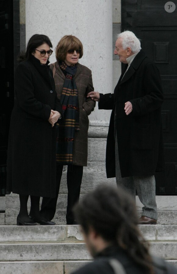 Anouk Aimée et Nadine Trintignan aux obsèques d'Annie Fargue le 10 mars 2011 au Père Lachaise à Paris dans le 20e arrondissement