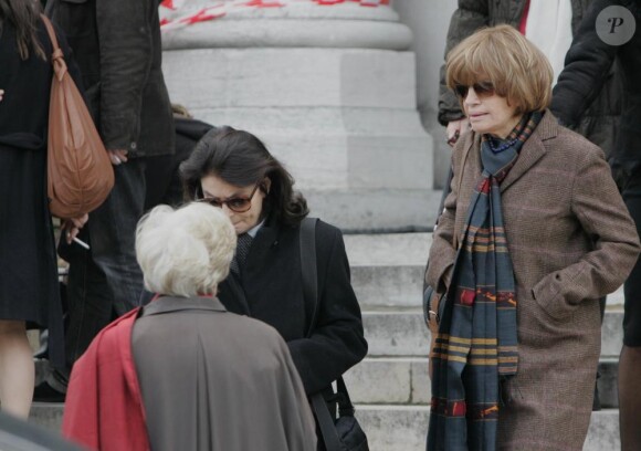 Nadine Trintignant et Anouk Aimée aux obsèques d'Annie Fargue le 10 mars 2011 au Père Lachaise à Paris dans le 20e arrondissement