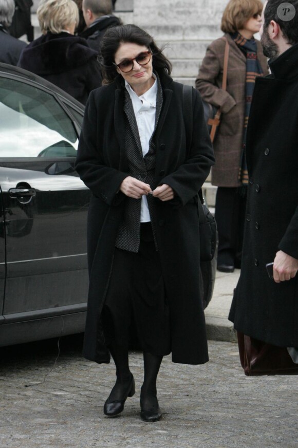 Anouk Aimée aux obsèques d'Annie Fargue le 10 mars 2011 au Père Lachaise à Paris dans le 20e arrondissement