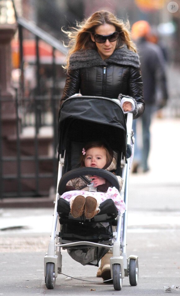 Sarah Jessica Parker emmène son fils à l'école avec l'une de ses jumelles (7 mars 2011 à NYC)