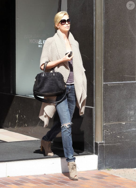 Charlize Theron associe le jean et la maille pour un effet boeuf. Bravo pour les lunettes XXL.