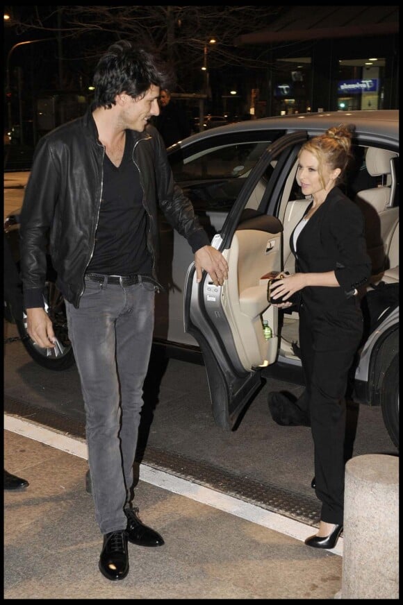 Kylie Minogue et Andres Velencoso, à Milan, le 8 mars 2011