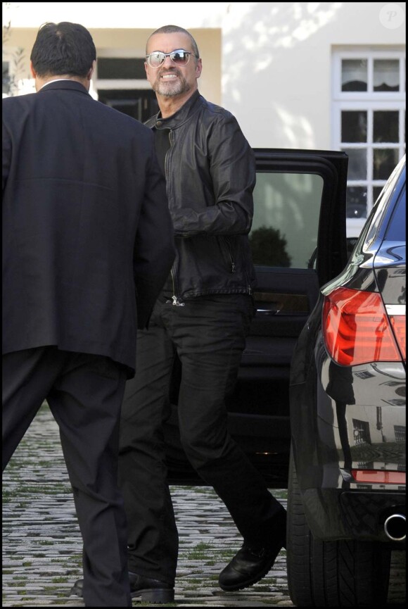 George Michael devant son domicile, à Londres, le 4 mars 2011