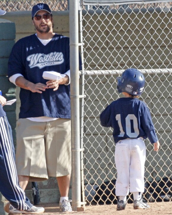 Kevin Federline assiste à un match de baseball de son fils Sean Preston, 5 ans, dimanche 13 mars à Los Angeles.