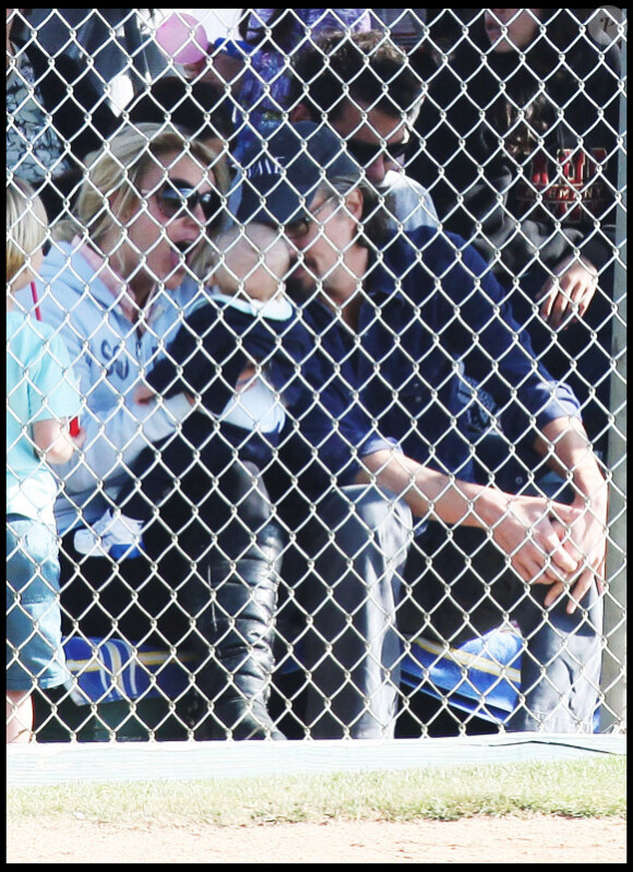 Britney Spears et Jason Trawick lors du match de baseball de Sean Preston le 13 mars 2011 jouent avec un bébé dans l'assistance 