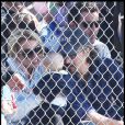 Britney Spears et Jason Trawick lors du match de baseball de Sean Preston le 13 mars 2011 jouent avec un bébé dans l'assistance  