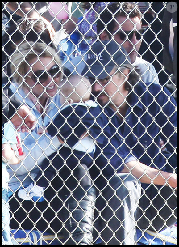 Britney Spears et Jason Trawick lors du match de baseball de Sean Preston le 13 mars 2011 jouent avec un bébé dans l'assistance 