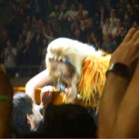 Kylie Minogue : Elle embrasse son bel Andres en plein concert ! Trop beau !