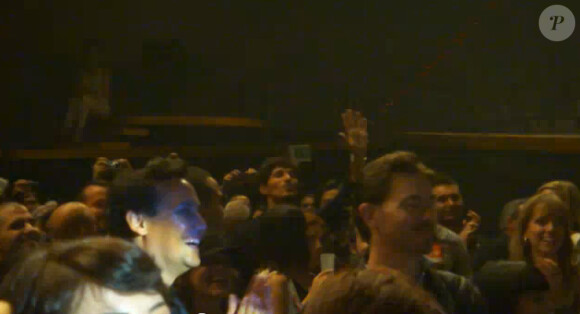 Kylie Minogue embrasse Andres Velencoso en plein concert à Barcelone, le 13 mars 2011