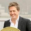Hugh Grant porte une immense pièce pour un photocall à la South Bank à Londres le 15 mars