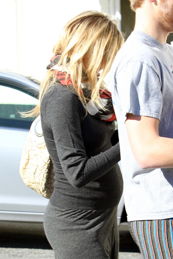 Kate Hudson enceinte dans les rues de Brentwood, le 27 février 2011