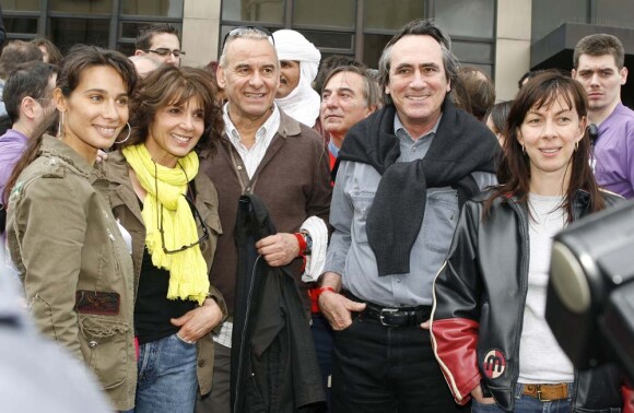 Marie Fugain et ses parents Stéphanie et Michel Fugain, Allain Bougrain Dubourg, Philippe Lavil, et Sherley (Sherley et Dino), à Paris le 21 mai 2006.