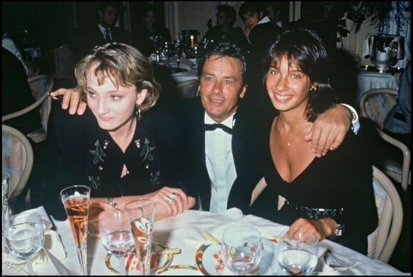 Patricia Kaas aux côtés d'Alain Delon et Marie Fugain en 1990