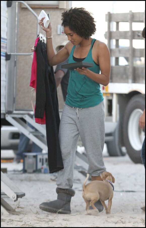 Annie Ilonzeh sur le tournage de Drôles de dames, à Miami, le 16 mars 2011.