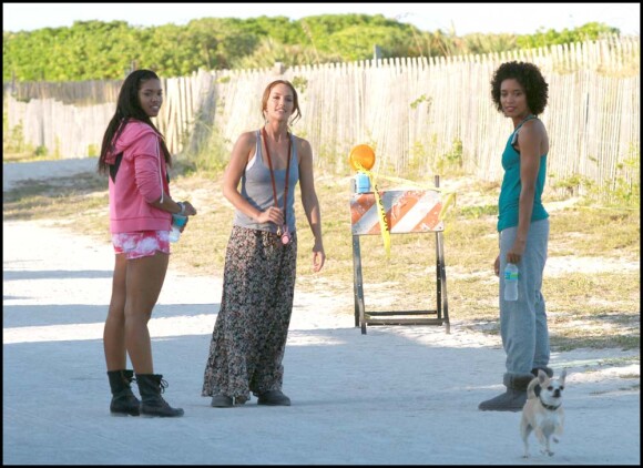 Minka Kelly et Annie Ilonzeh sur le tournage de Drôles de dames, à Miami, le 16 mars 2011.