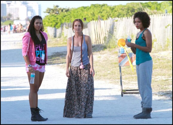 Minka Kelly et Annie Ilonzeh sur le tournage de Drôles de dames, à Miami, le 16 mars 2011.