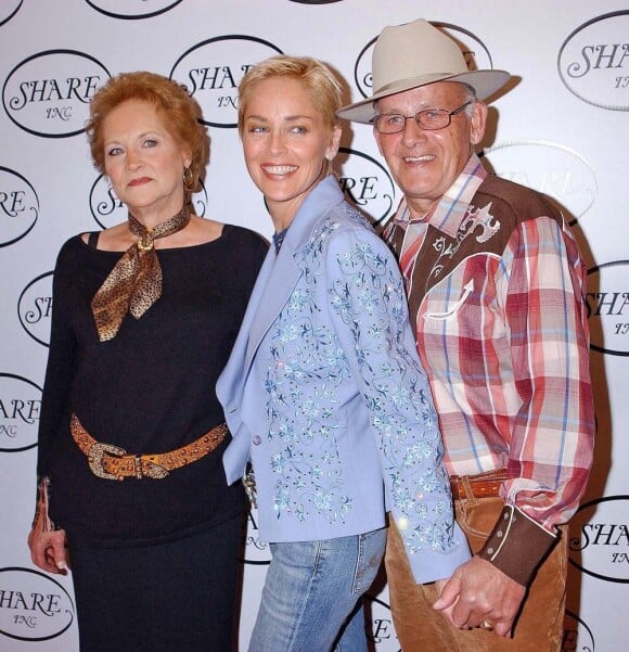 Sharon Stone avec son père et sa mère en 2004