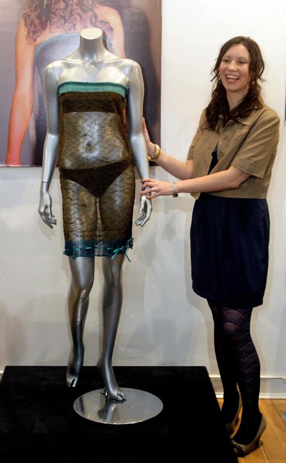 Une audacieuse robe transparente portée par Kate Middleton lors d'un gala de charité a été vendue aux enchères le 16 mars 2011, en même temps que d'autres parures stars (de Lady Di, etc.).