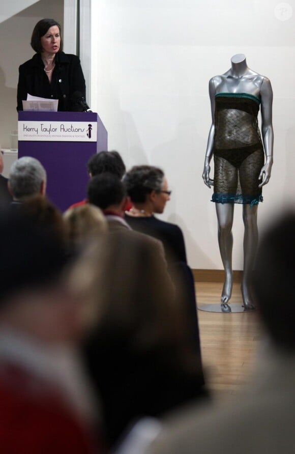 Vente aux enchères durant laquelle a été vendue la robe transparente portée par Kate Middleton il y a quelques années, à la Gallerie de Londres organisée par Kerry Taylor le 17 mars 2011