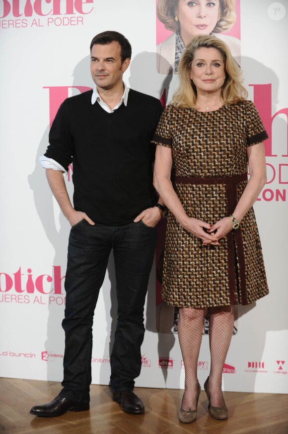 Catherine Deneuve et François Ozon à l'occasion de la présentation de Potiche, à Madrid, en Espagne, le 18 mars 2011.