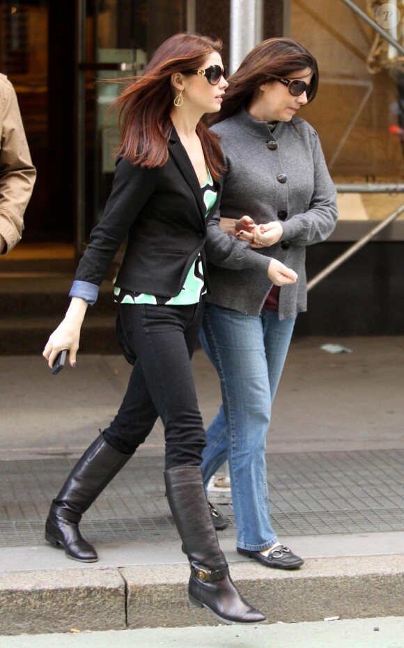 Ashley Greene s'offre un après-midi shopping à New York, avec ses parents Joe et Michelle, samedi 19 mars.